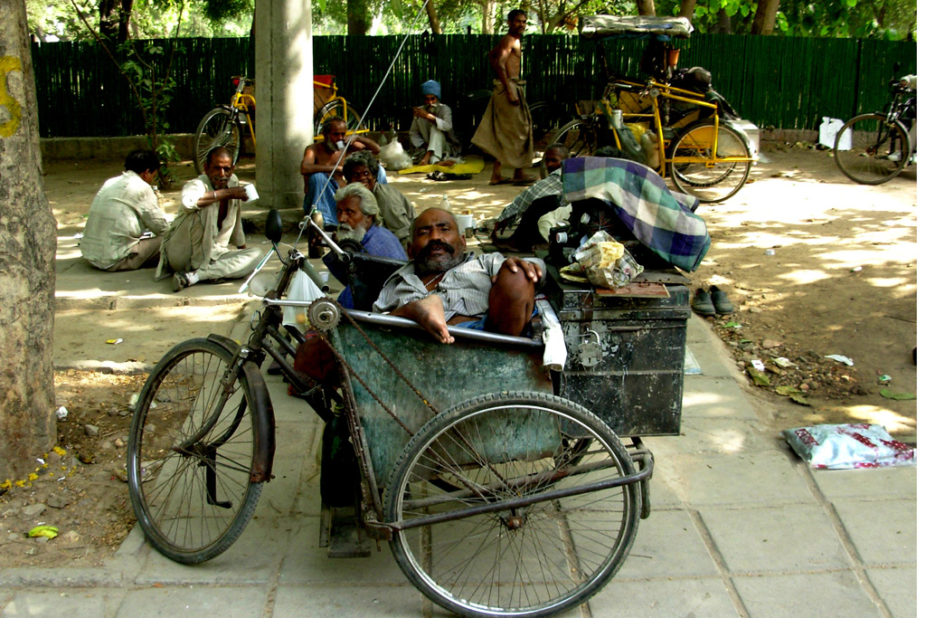 Indie - taxikar v ulicich Dilji